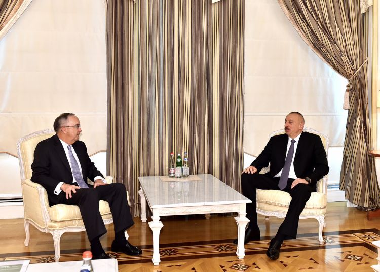 Президент Азербайджана принял председателя и генерального исполнительного директора John Deere