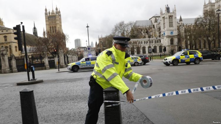 У британского парламента задержали вооружённого ножом мужчину