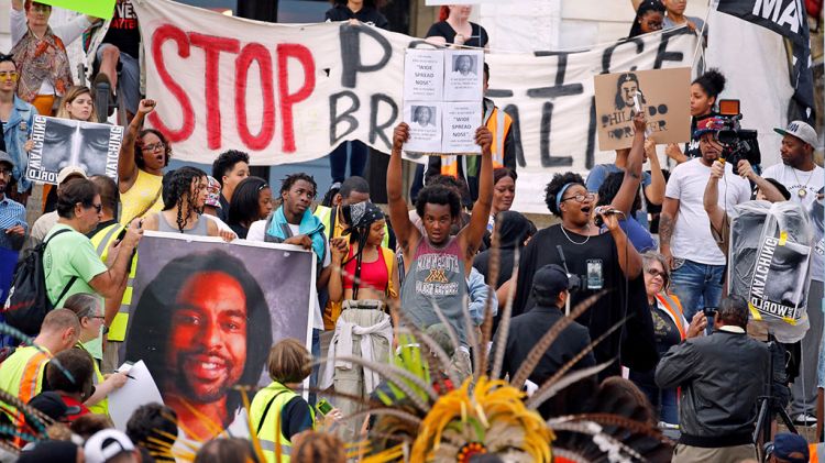 Жители Миннесоты протестуют против оправдания убийцы афроамериканца