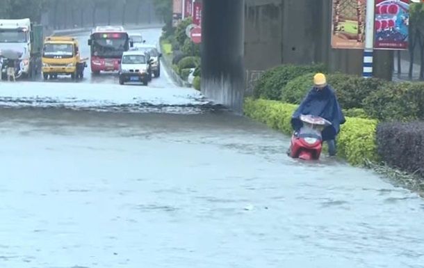 В Китае от наводнения пострадали более 220 тысяч человек