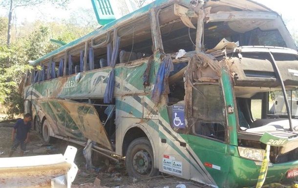 В Бразилии перевернулся автобус с туристами: 10 погибших