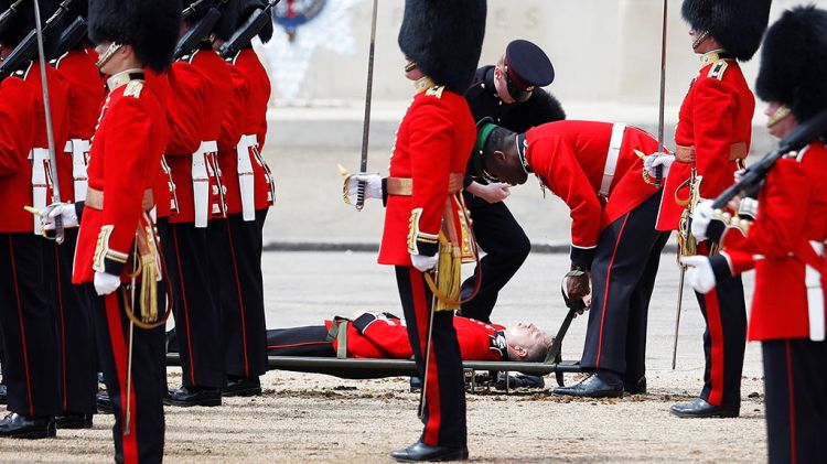 В Лондоне пять королевских гвардейцев упали в обморок на параде