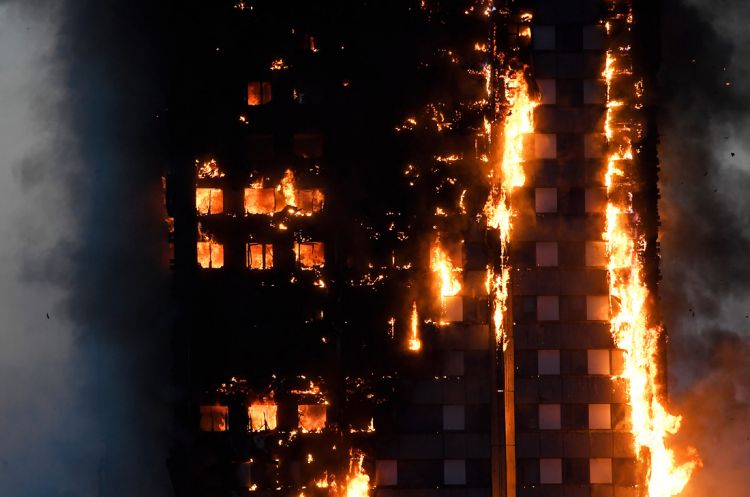 Полиция Лондона оценила число жертв пожара в высотке в 79 человек