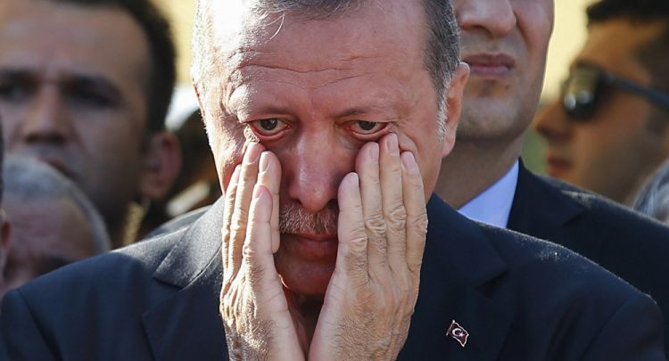 أردوغان يفقد الوعي أثناء صلاة العيد في المسجد... والسبب
