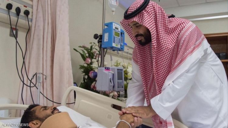 ولي العهد السعودي يشارك مصابي رجال الأمن فرحة العيد