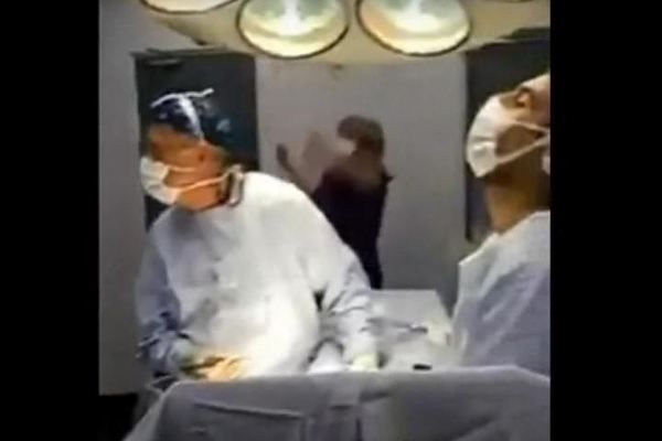 Чилийские медики смотрели футбол во время операции