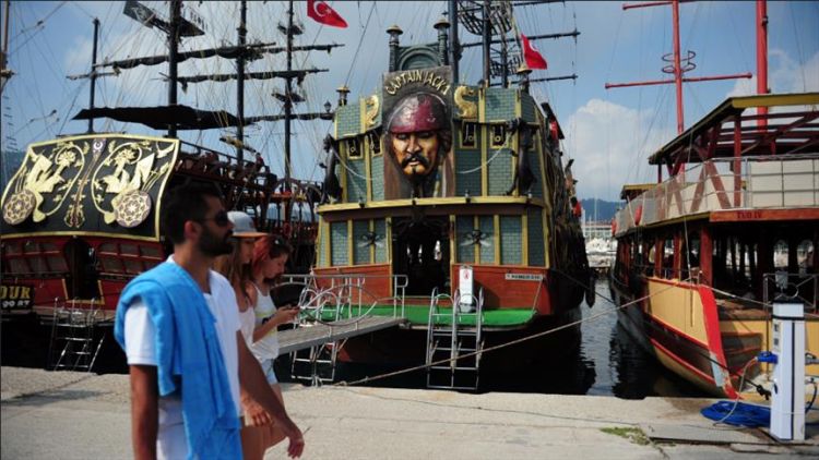 "سفن القراصنة".. متعة السياح في أنطاليا التركية