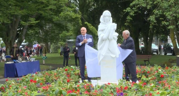 Во Франции открылся памятник великой азербайджанской поэтессе