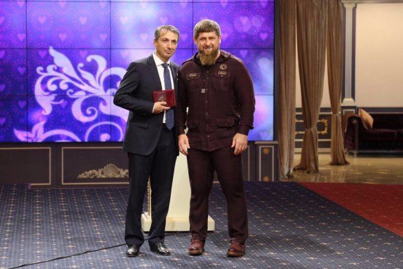 Рамзан Кадыров наградил своего министра-азербайджанца