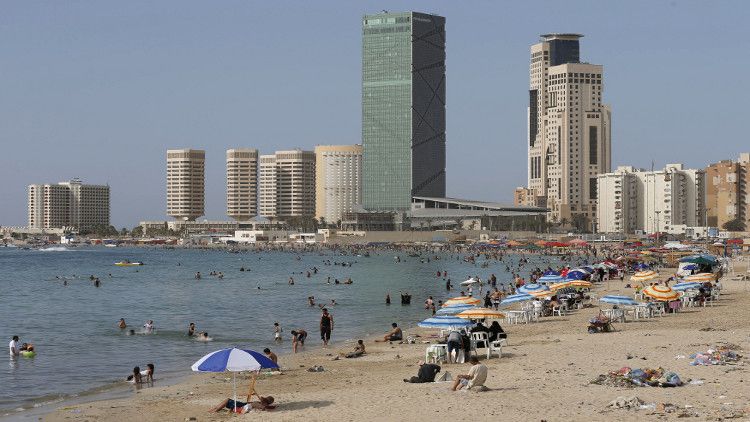مقتل 4 مدنيين بسقوط قذيفة على شاطئ في العاصمة الليبية