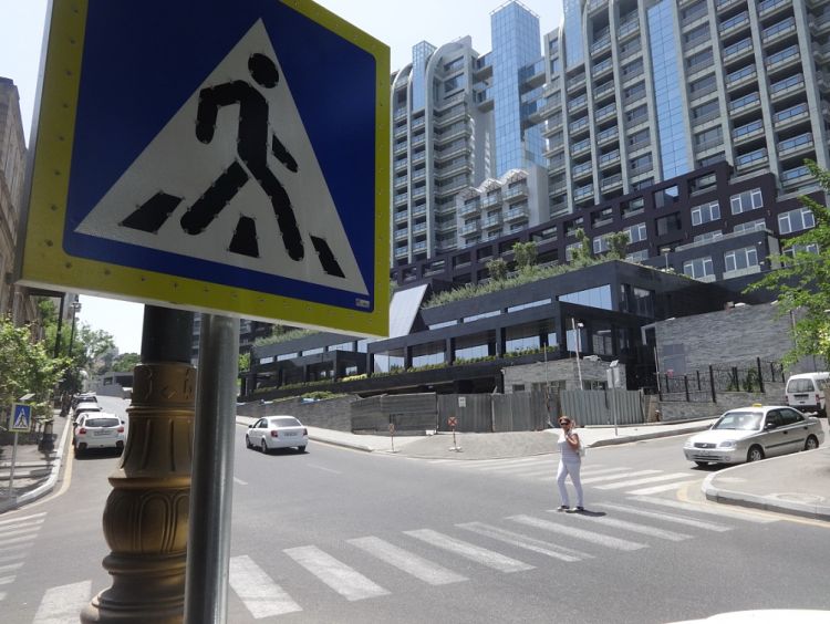В Баку почти 400 "зебр" опасны для пешеходов