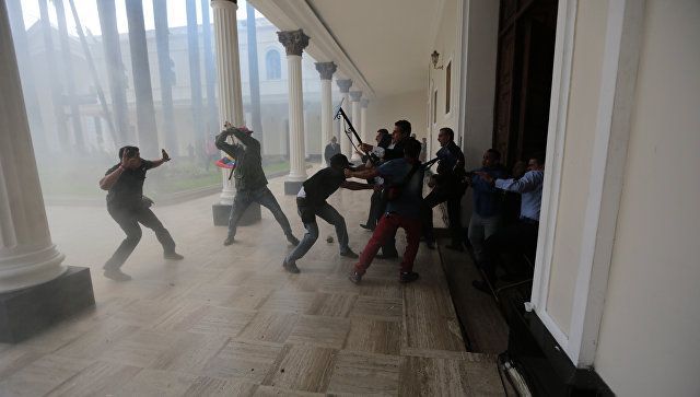 Сторонники Мадуро ворвались в парламент и напали на депутатов
