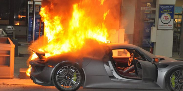 В Гамбурге в преддверии саммита G20 сожгли автосалон Porsche