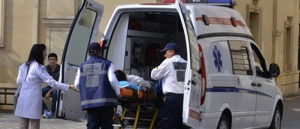 В Баку ударили ножом врача скорой помощи