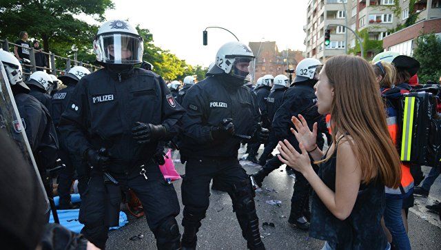 В Гамбурге демонстранты забросали полицейских коктейлями Молотова