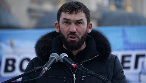 Толпа закидала камнями кортеж спикера Чечни