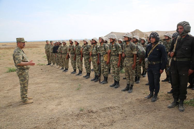 Министр обороны Азербайджана на линии фронта
