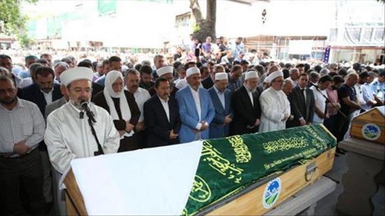 رئيس الشؤون الدينية التركي يؤم صلاة الجنازة على المغدورة السورية وطفلها