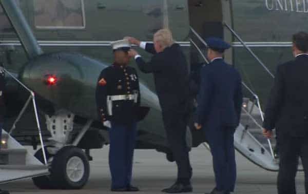 بالفيديو...ترامب يتعرض لموقف محرج أثناء محاولته مساعدة جندي في ارتداء قبعته
