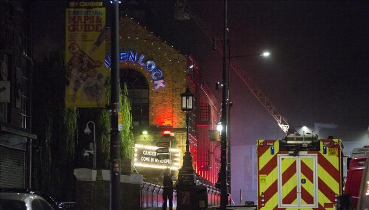 اندلاع حريق ضخم داخل سوق سياحي في لندن