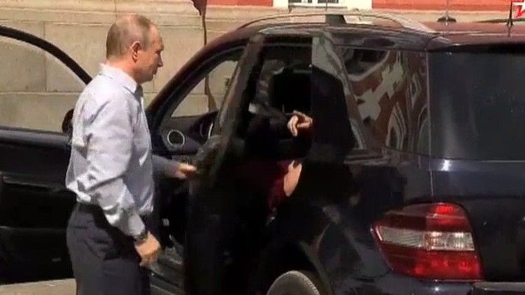 الكرملين يكشف سر "ذات الرداء الأحمر" في سيارة بوتين!