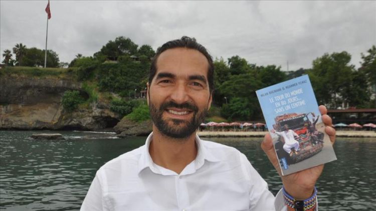 تركي وألماني يساعدان 18 إفريقيا من ريع كتاب رحلتهما بالـ "أوتوستوب"