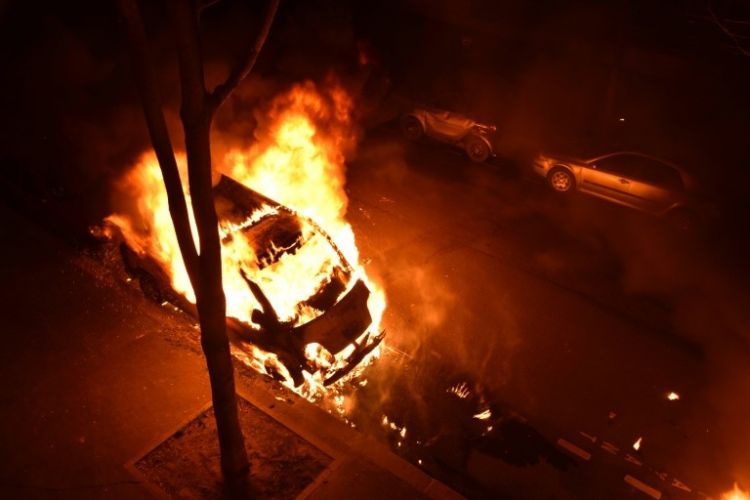 Во Франции сожгли почти 900 машин во время празднования Дня взятия Бастилии