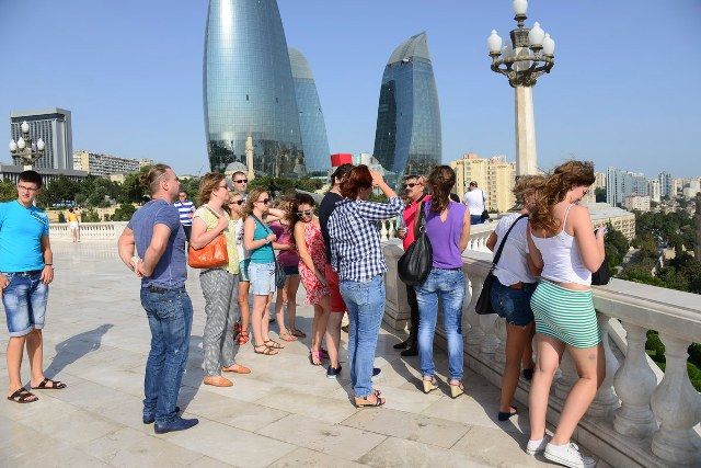 В поисках жары москвичи прилетают в Баку