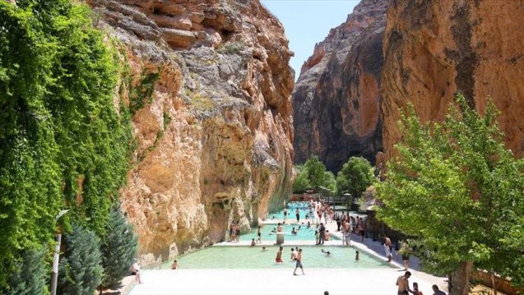 تركيا.. مسبح مياه كبريتية وسط أخدود جبلي يجذب السياح بملاطية