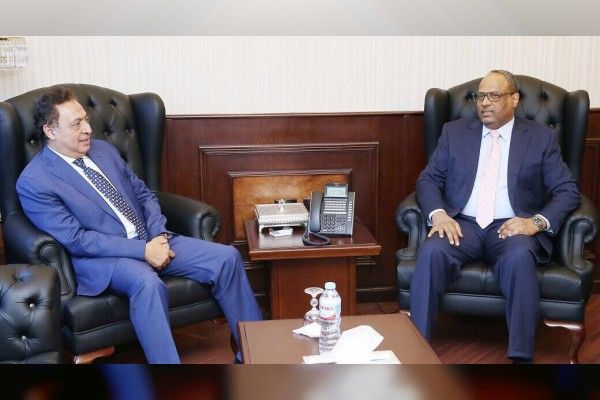 وزير الصحة والسكان المصري يستقبل سفير الدولة