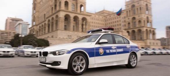 В Баку пьяный водитель изрубил топором автомобиль ГАИ