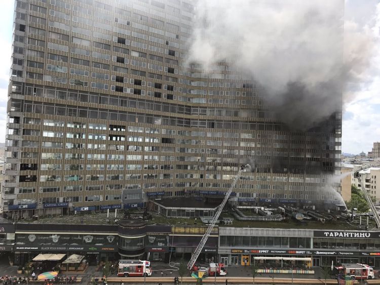 حريق يلتهم أحد المباني بشارع أربات وسط موسكو