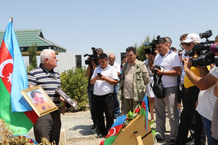 Делегация писателей и журналистов из Узбекистана посетила могилу Захры Гулиевой