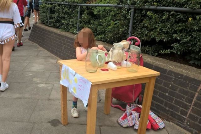 В Лондоне пятилетнюю девочку оштрафовали за торговлю лимонадом на улице