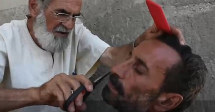 Жители Ракки сжигают бурки и сбривают бороды
