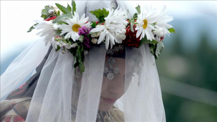 موكب العروس يمر في "أنطاليا" التركية مستعيداً تاريخ 600 عام