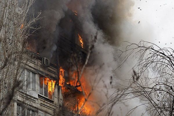 В Баку горит жилое здание