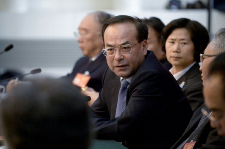 لجنة مكافحة الفساد في الصين تجري تحقيقا حول عضو في المكتب السياسي