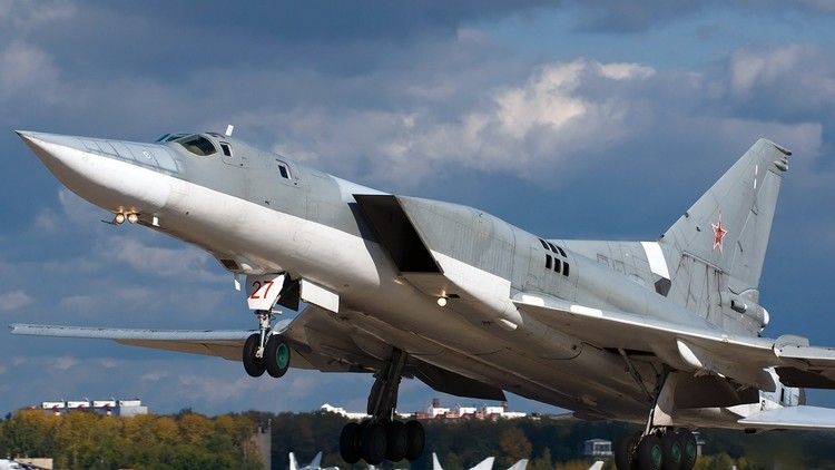 طائرة بريطانية تراقب قاذفات روسية فوق البحر الأسود