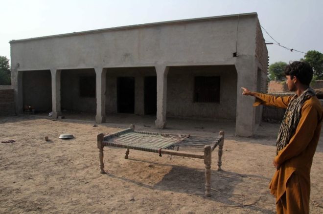 Девушку в Пакистане изнасиловали из мести по приказу совета села