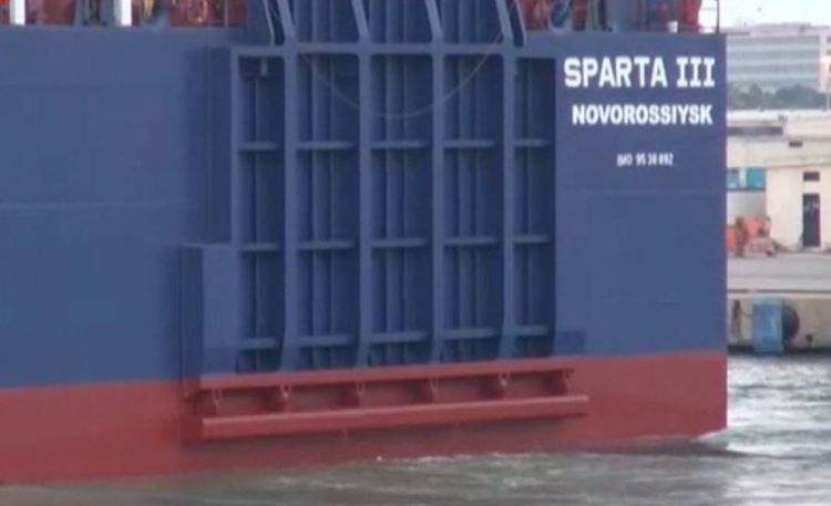بالفيديو.. سفينة روسية عملاقة تفرغ شحنات كبيرة في طرطوس بسوريا