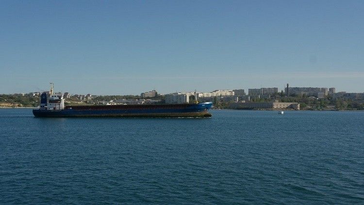 انقلاب سفينة شحن قبالة سواحل القرم على متنها بحارة سوريون