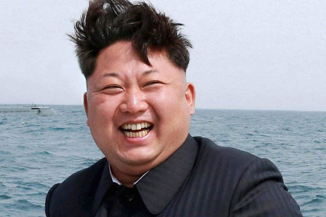 Ким Чен Ын запускает ракеты с подводной лодки