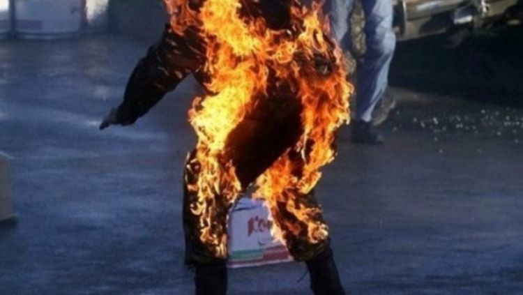 Мужчина попытался сжечь себя у здания министерства в Баку