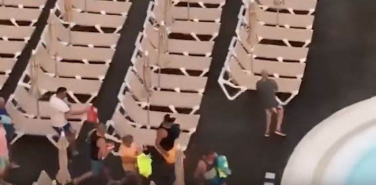 Видео с туристами, устроившими забег за лежаками на Канарах, взрывает Сеть