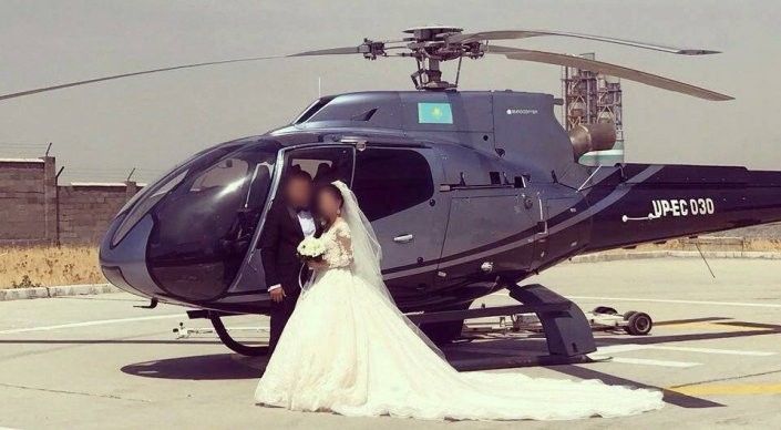 В Казахстане вертолёт сопровождал свадебный кортеж