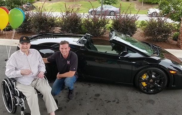 Дедушку прокатили на суперкаре Lamborghini Gallardo