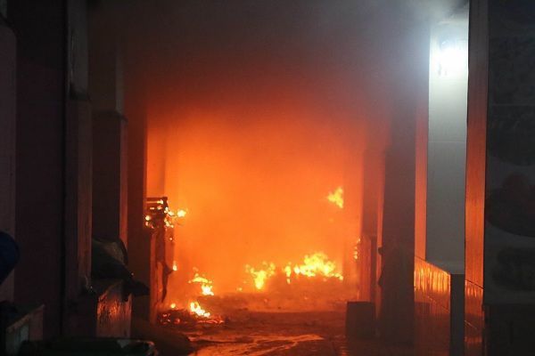 В Баку на крупном рынке произошел пожар