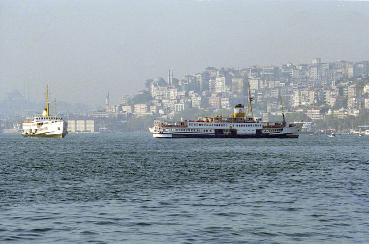 Турция приостановила судоходство в проливе Босфор