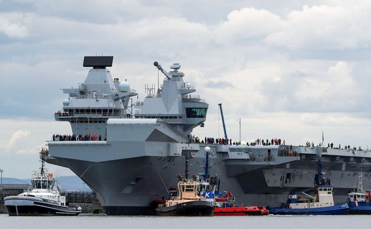 Британия усилит охрану авианосца после посадки дрона на его палубу